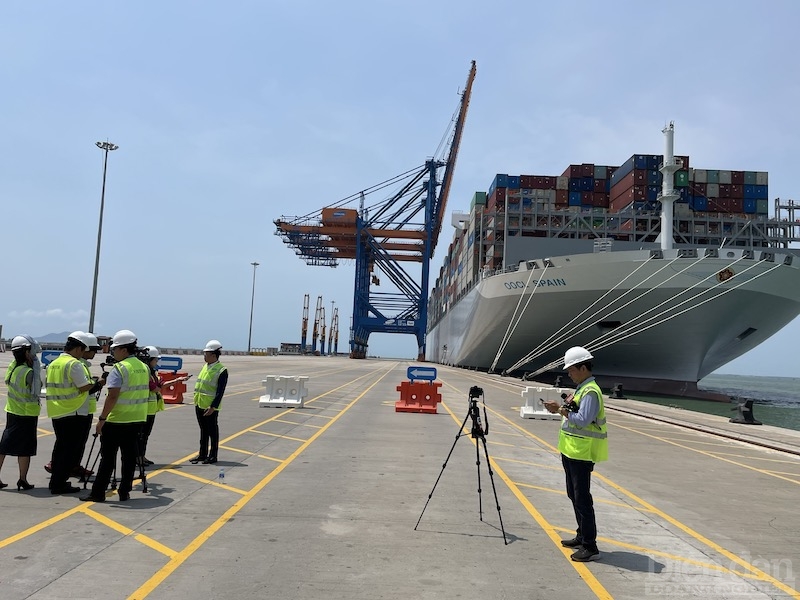 Siêu tàu container lớn nhất thế giới lần đầu tiên tới Việt Nam