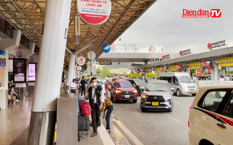 Cảng hàng không quốc tế Tân Sơn Nhất chính thức tạm ngừng hợp đồng đối với hai hãng taxi vì đã có hành vi gian lận trong giá cước khi phục vụ hành khách tại sân bay.