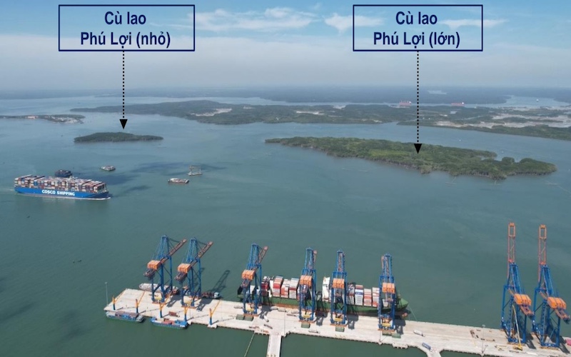 Cảng biển Cần Giờ được nghiên cứu xây ở cù lao Phú Lợi, thuộc cửa sông Cái Mép, vốn đầu tư khoảng 5,45 tỷ USD. Công trình dài hơn 7 km, có thể tiếp nhận tàu container trọng tải lớn nhất hiện nay 250.000 DWT (24.000 teus) do Tập đoàn MSC - hãng tàu container đứng tốp đầu thế giới đề xuất.