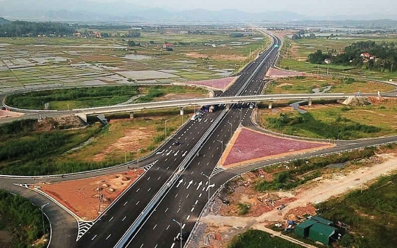 Cao tốc Biên Hòa - Vũng Tàu giai đoạn 1 dài 53,7 km, có tổng mức đầu tư 17.837 tỷ đồng, được phân chia thành 3 DATP.