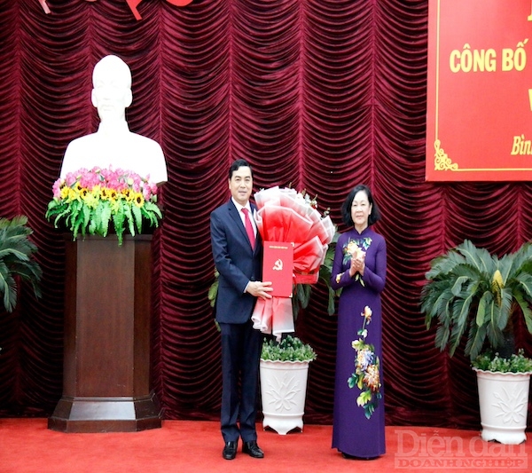 Thay mặt Bộ Chính trị, bà Trương Thị Mai chúc mừng Bí thư Tỉnh ủy Bình Thuận Nguyễn Hoài Anh 