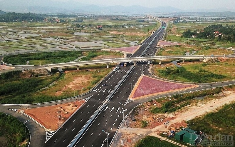 Cao tốc Biên Hòa - Vũng Tàu giai đoạn 1 dài 53,7 km, có tổng mức đầu tư 17.837 tỷ đồng. Dự án được chia thành 3 dự án thành phần