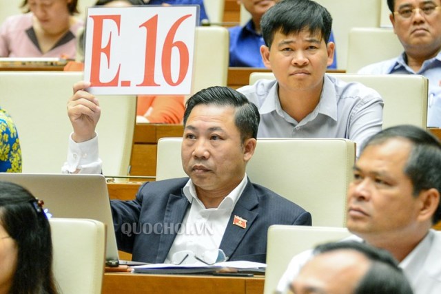 Đại biểu Quốc hội Lưu Bình Nhưỡng, Đoàn Đại biểu Quốc hội tỉnh Bến Tre đăng ký tranh luận tại phiên thảo luận chiều 26/5.