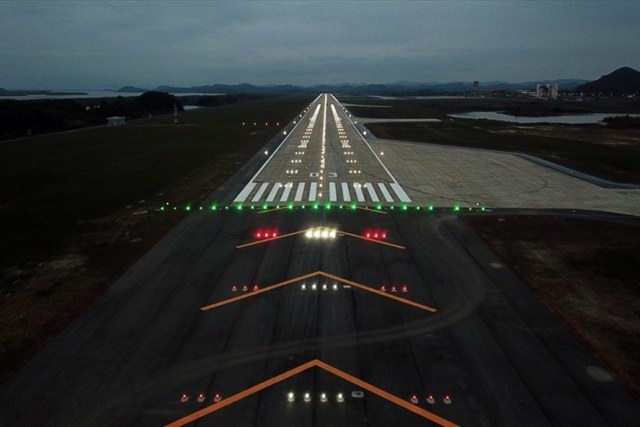 Sân bay Vân Đồn có thể xem là sân bay hiện đại nhất Việt Nam. Sân bay được trang bị đường cất - hạ cánh với hệ thống tiếp cận hạ cánh chuẩn CAT2 ILS hiện đại hàng đầu Việt Nam hiện nay. 