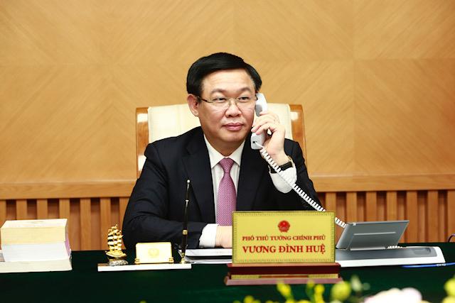 Phó Thủ tướng Vương Đình Huệ với Bộ trưởng tài chính Hoa Kỳ Steven Mnuchin trong cuộc điện đàm chiều ngày 13/5. Ảnh: Nguyễn Việt