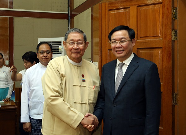 chiều ngày 17/6 tại Thủ đô Nawpitaw, Phó Thủ tướng Vương Đình Huệ đã tiếp Bộ trưởng Kế hoạch và Tài chính Soe Win. Ảnh: Nguyễn Việt