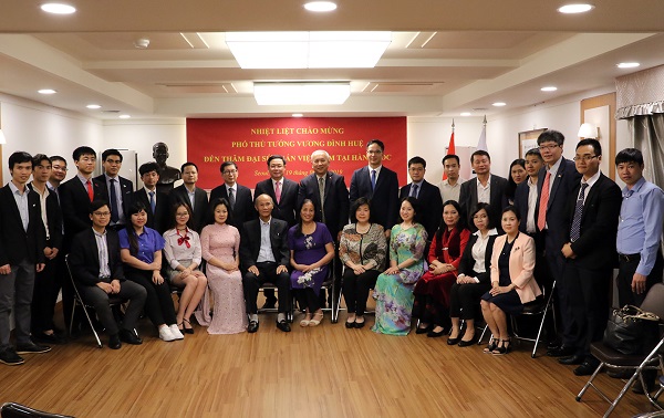 Phó Thủ tướng Vương Đình Huệ đã tới thăm và nói chuyện với cộng đồng người Việt, cán bộ, nhân viên Đại sứ quán Việt Nam tại Hàn Quốc. Ảnh: Nguyễn Việt