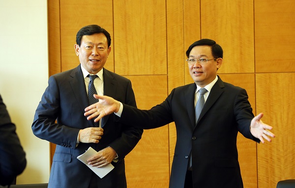 Phó Thủ tướng Vương Đình Huệ tiếp Chủ tịch Tập đoàn Lotte Shin Dong Bin. Ảnh: Nguyễn Việt