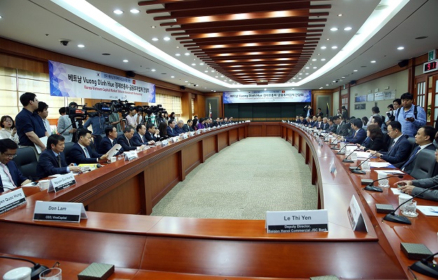 Phó Thủ tướng Vương Đình Huệ tiếp tục có các hoạt động tại Hàn Quốc khi làm việc với Hiệp hội tài chính KOFIA và Liên đoàn Công nghiệp Hàn Quốc (FKI). 