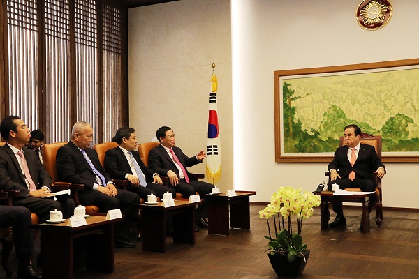 Phó Thủ tướng Chính phủ Vương Đình Huệ đã có các cuộc hội kiến với Thủ tướng Hàn Quốc Lee Nak Yon và Chủ tịch Quốc hội Hàn Quốc Moon Hee Sang. Ảnh: Nguyễn Việt
