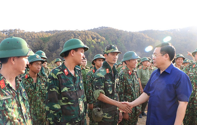 Phó Thủ tướng Vương Đình Huệ động viên các lực lượng chữa cháy. Ảnh: Nguyễn Việt