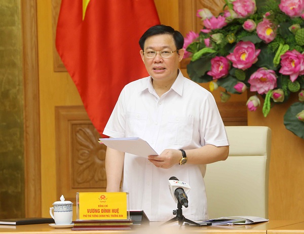 Phó Thủ tướng Vương Đình Huệ đề nghị các cơ quan chức năng giám sát hoạt động này, tránh việc huy động lãi suất cao, ảnh hưởng tới điều hành kinh tế vĩ mô. Ảnh: Nguyễn Việt