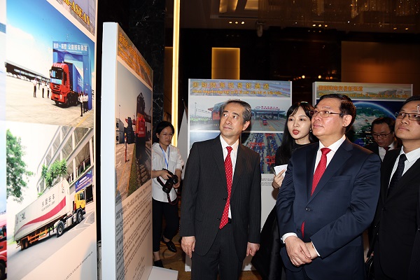 Phó Thủ tướng thăm triển lãm hơn 140 bức ảnh phản ánh chặng đường 70 năm xây dựng và phát triển Trung Quốc. Ảnh: Thành Chung