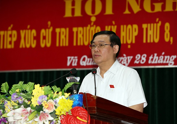 Phó Thủ tướng Chính phủ Vương Đình Huệ cùng các vị đại biểu Quốc hội của tỉnh Hà Tĩnh đã tiếp xúc cử tri huyện Vũ Quang, chiều 28/9. Ảnh: Thành Chung