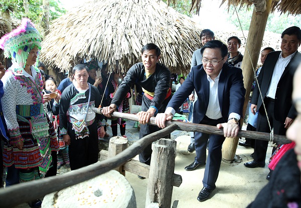 Phó Thủ tướng Vương Đình Huệ trong lần thăm bản Sin Suối Hồ ,tỉnh Lai Châu. Ảnh: Thành Chung