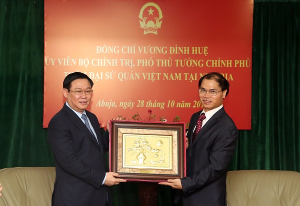 Phó Thủ tướng Chính phủ Vương Đình Huệ nhấn mạnh như vậy khi tới thăm Đại sứ quán Việt Nam tại Nigeria. Ảnh: Thành Chung