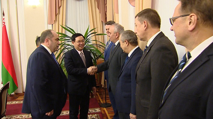 Phó Thủ tướng Chính phủ Vương Đình Huệ gặp gỡ các lãnh đạo bộ, ngành của Belarus. Ảnh: Thành Chung