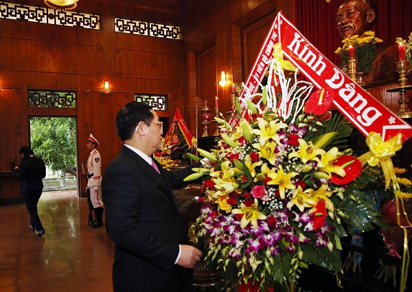 Phó Thủ tướng Vương Đình Huệ đã tới khu di tích Kim Liên (huyện Nam Đàn, tỉnh Nghệ An) dâng hương, tưởng niệm Chủ tịch Hồ Chí Minh. Ảnh: Thành Chung