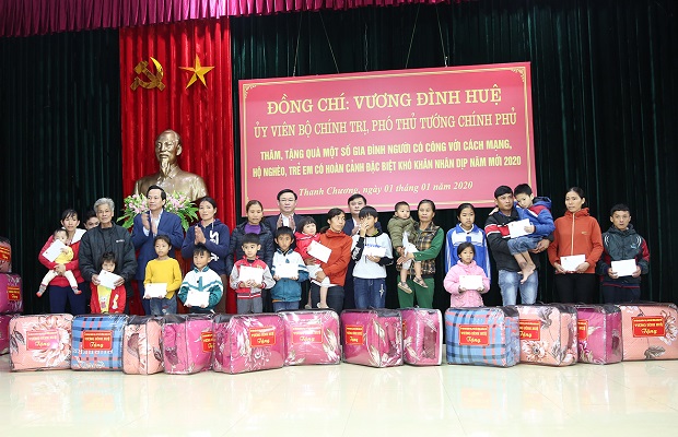 Phó Thủ tướng Vương Đình Huệ tặng quà cho 45 gia đình khó khăn, chính sách, 15 em học sinh có hoàn cảnh đặc biệt khó khăn. Ảnh; Thành Chung