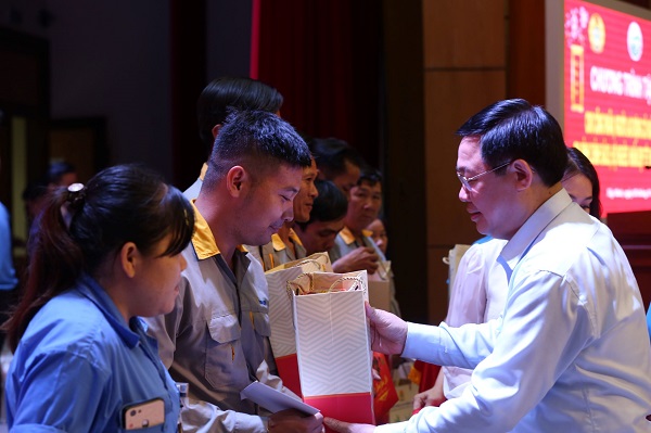 Phó Thủ tướng Chính phủ Vương Đình Huệ trao quà cho người lao động chương trình Tết vì người nghèo, Tết xum vầy tại tỉnh Tây Ninh. Ảnhh: Thành Chung