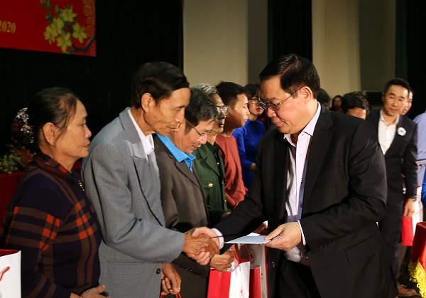 Phó Thủ tướng Chính phủ Vương Đình Huệ tặng quà cho gia đình chính sách, hộ nghèo, nạn nhân dioxin tỉnh Vĩnh Phúc. Ảnh: Thành Chung
