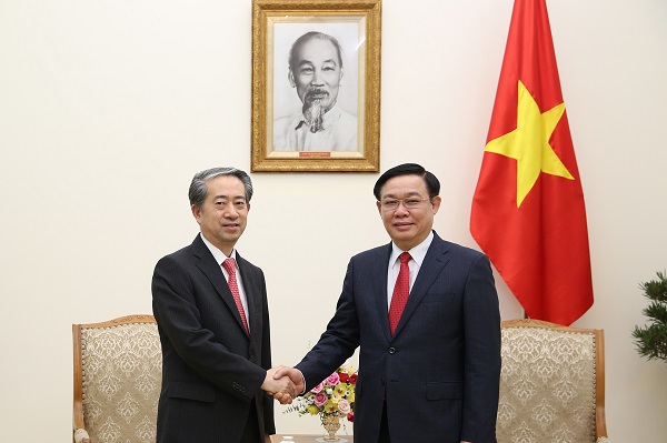 Phó Thủ tướng Chính phủ Vương Đình Huệ chia sẻ khip/tiếp Đại sứ Đặc mệnh toàn quyền Cộng hoà Nhân dân Trung Hoa Hùng Ba. Ảnh: Thành Chung