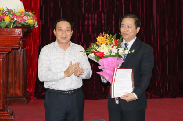 Ông Vũ Anh Minh (bên phải) khi nhận quyết định bổ nhiệm vụ trưởng Vụ Quản lý doanh nghiệp năm 2014 - Ảnh: Website Bộ GTVT