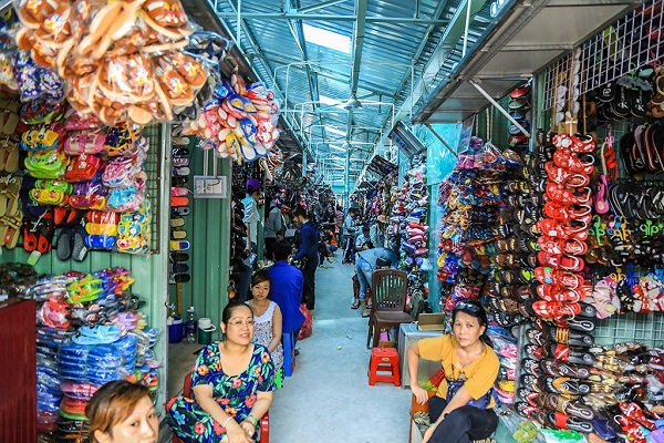 tiểu thương các chợ lớn ở Hà Nội, TP. HCM xin giảm thuế do ảnh hưởng của dịch COVID-19, chuyên gia kinh tế Ngô Trí Long cho rằng, đó là nguyện vọng chính đáng. (Ảnh minh họa)