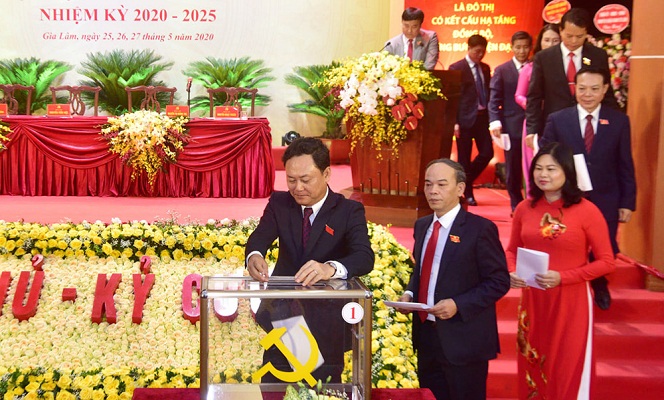 ông Lê Anh Quân, Bí thư, Chủ tịch UBND huyện Gia Lâm khoá XXI được bầu vào vị trí Bí thư huyện uỷ nhiệm kỳ 2020-2025. Ảnh: Thành Chung 
