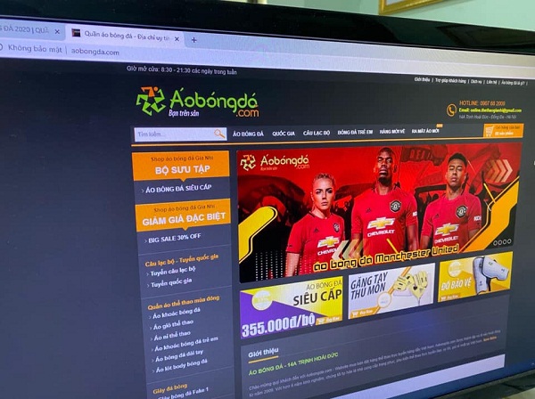 các cơ sở sử dụng website: aobongda.com và aobongda.net để kinh doanh các loại quần áo, giầy và các dụng cụ dùng trong tập luyện thi đấu bóng đá. (Ảnh: Cục Quản lý thị trường TP Hà Nội)
