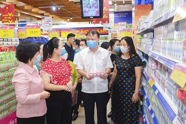 Thứ trưởng Đỗ Thắng Hải làm trưởng đoàn đã có buổi làm việc với hệ thống siêu thị Co.opmart Hà Nội và siêu thị Big C. (Nguồn ảnh: Bộ Công Thương)