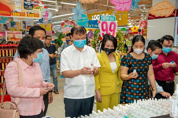 Thứ trưởng Đỗ Thắng Hải ghi nhận và đánh giá cao hệ thống Saigon Co.op và siêu thị Big C đã thực hiện nghiêm chỉ đạo của Bộ Công Thương chuẩn bị nguồn cung đầy đủ, nhất là các mặt hàng thiết yếu. (Nguồn ảnh: Bộ Công Thương)
