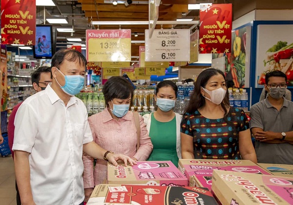 Theo báo cáo của đại diện siêu thị Co.opmart Hà Nội và siêu thị Big C, lượng khách đến mua hàng trong mấy ngày gần đây có tăng nhưng không quá nhiều, hiện nguồn cung hàng hóa tại các điểm bán hàng của các siêu thị vẫn đáp ứng đủ nhu cầu. (Nguồn ảnh: Bộ Công Thương)