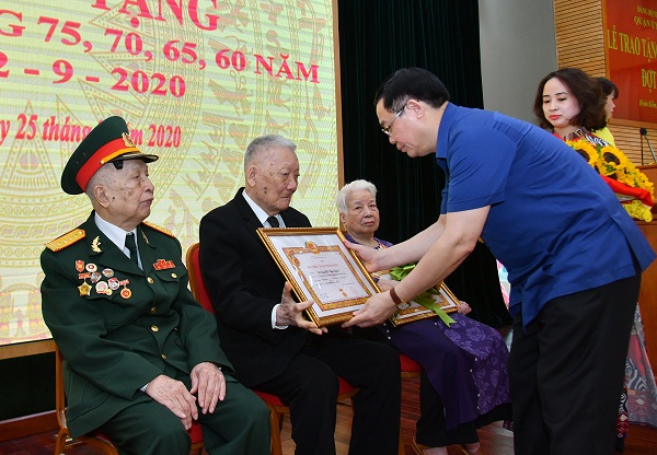 Bí thư Thành ủy Hà Nội Vương Đình Huệ đã trao giấy chứng nhận, gắn Huy hiệu Đảng cho các đảng viên được nhận Huy hiệu 75 tuổi Đảng và Huy hiệu 70 năm tuổi Đảng. Ảnh: Thành Chung