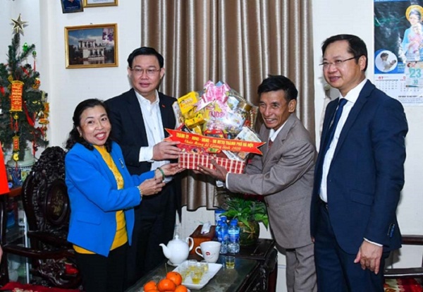 Bí thư Thành ủy Hà Nội cũng đã đến thăm, chúc mừng Giáng sinh gia đình ông Nguyễn Văn Thiệu, giáo dân giáo xứ Thao Ngoại, xã Sơn Hà. 