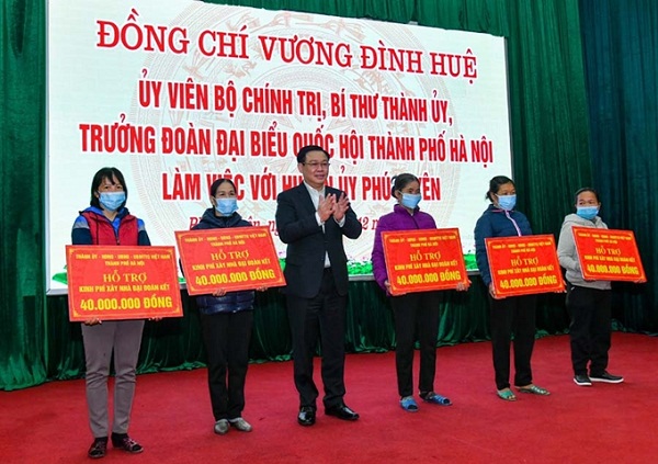 Bí thư Thành uỷ Hà Nội đã trao tặng kinh phí xây dựng nhà Đại đoàn kết cho đại diện 5 hộ gia đình có hoàn cảnh khó khăn trên địa bàn huyện, mỗi hộ 40 triệu đồng trích từ 