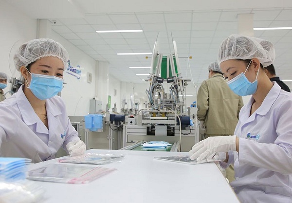 Hiện nay 50% nhân sự Công ty Du lịch Việt chuyển qua làm khẩu trang y tế. Ảnh: TU