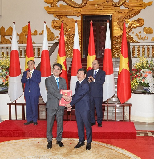 Thủ tướng Nguyễn Xuân Phúc và Thủ tướng Nhật Bản Suga Yoshihide chứng kiến lễ trao Giấy chứng nhận đầu tư của UBND tỉnh Vĩnh Phúc cho Công ty TNHH Toto Việt Nam.