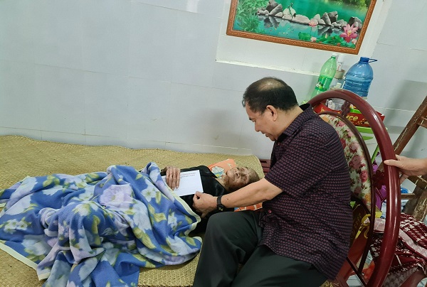 Ông Khương Văn Thuấn trao quà cho mẹ Việt Nam anh hùng huyện Củ Chi (TP. HCM).