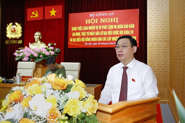 Ủy viên Bộ Chính trị, Chủ tịch Quốc hội, Chủ tịch Hội đồng Bầu cử quốc gia Vương Đình Huệ.