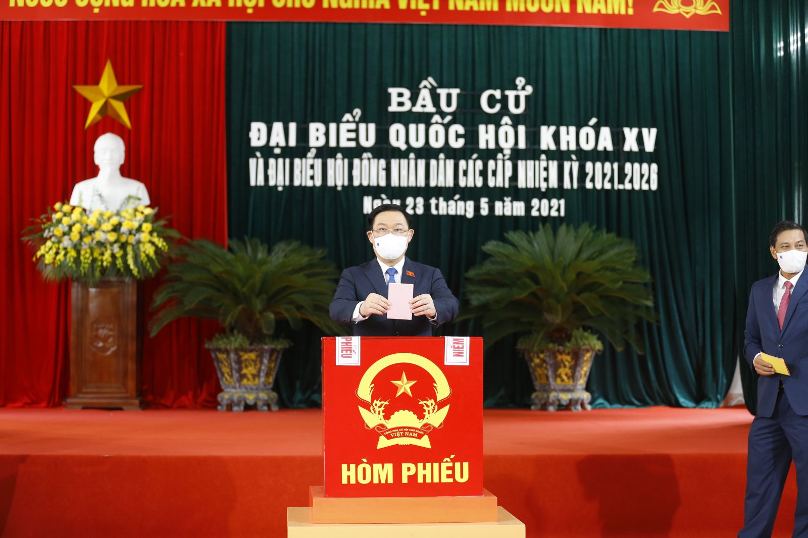 Chủ tịch Quốc hội Vương Đình Huệ bỏ phiếu tại thành phố Hải Phòng.
