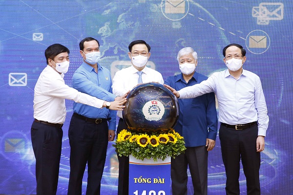 Lễ phát động nhắn tin “Toàn dân ủng hộ phòng, chống dịch bệnh COVID-19 và triển khai chương trình “Vaccine cho công nhân” tại Tổng Liên đoàn Lao động Việt Nam. 
