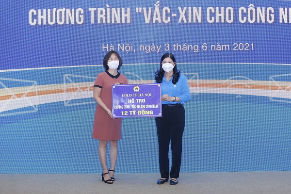 LĐLĐ TP Hà Nội ủng hộ 12 tỷ đồng.