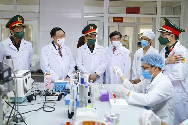 Chủ tịch Quốc hội Vương Đình Huệ đã tham quan phòng thí nghiệm nghiên cứu, sản xuất vắc-xin tại tòa nhà Trung tâm nghiên cứu y dược học quân sự, thuộc Học viện Quân y.