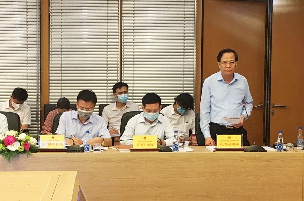 Bộ trưởng Bộ LĐ-TB&XH Đào Ngọc Dung phát biểu tại phiên họp của UB Kinh tế.
