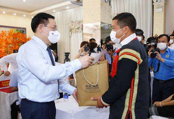 Chủ tịch Quốc hội Vương Đình Huệ cho biết thông tin trên khi thăm, tặng quà công nhân, người lao động trên địa bàn tỉnh Đắk Lắk gặp khó khăn do tác động bởi đại dịch COVID–19.