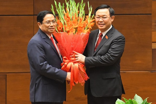 Chủ tịch Quốc hội Vương Đình Huệ tặng hoa Thủ tướng Phạm Minh Chính.