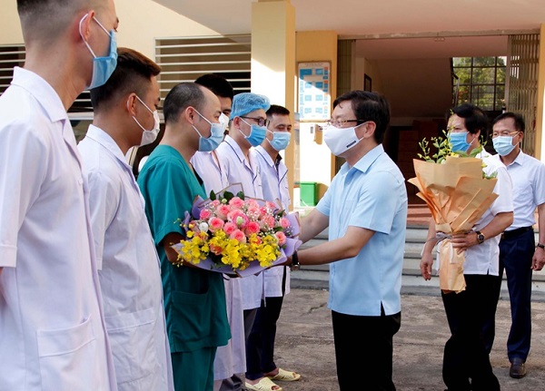 Chủ tịch UBND tỉnh Lê Duy Thành tặng hoa, động viên đoàn cán bộ y tế trước giờ lên đường vào Nam.
