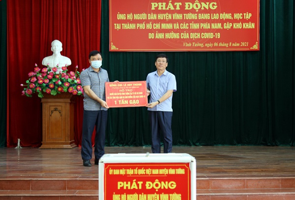 Cá nhân Chủ tịch UBND tỉnh Lê Duy Thành ủng hộ huyện Vĩnh Tường và 8 huyện, thành phố còn lại mỗi địa phương 1 tấn gạo.