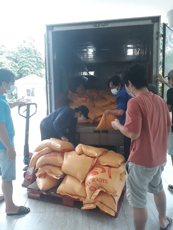 Vận chuyển gạo cứu trợ công dân Yên Lạc gặp khó khăn do dịch bệnh tại TP.HCM.